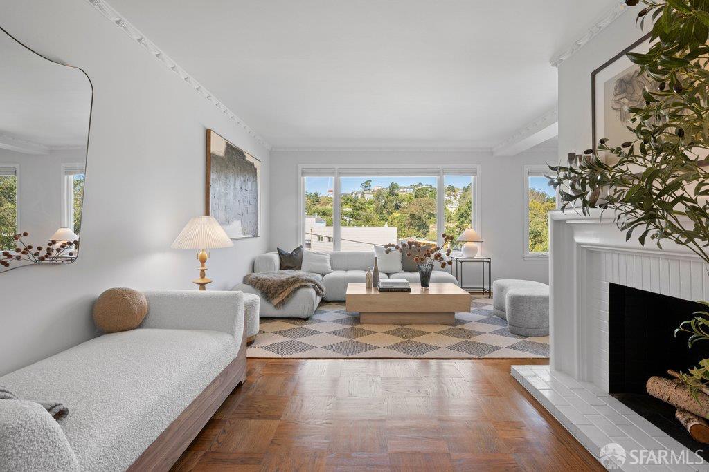 Detail Gallery Image 2 of 22 For 223 Evelyn Way, San Francisco,  CA 94127 - 3 Beds | 2 Baths