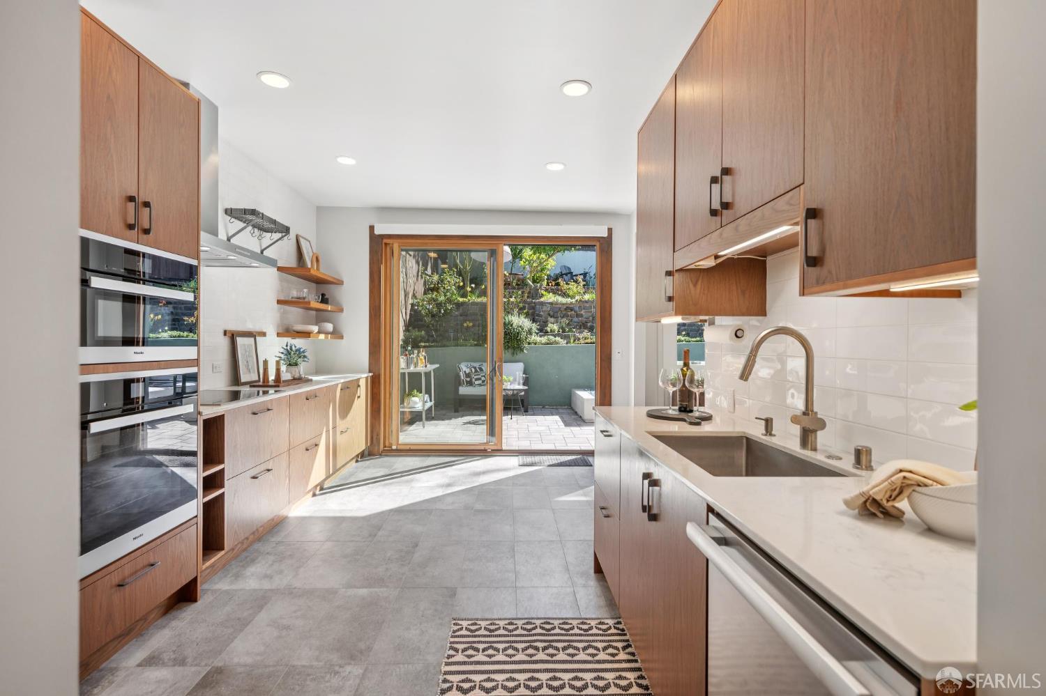 Detail Gallery Image 19 of 84 For 931 Kirkham St, San Francisco,  CA 94122 - 3 Beds | 3 Baths