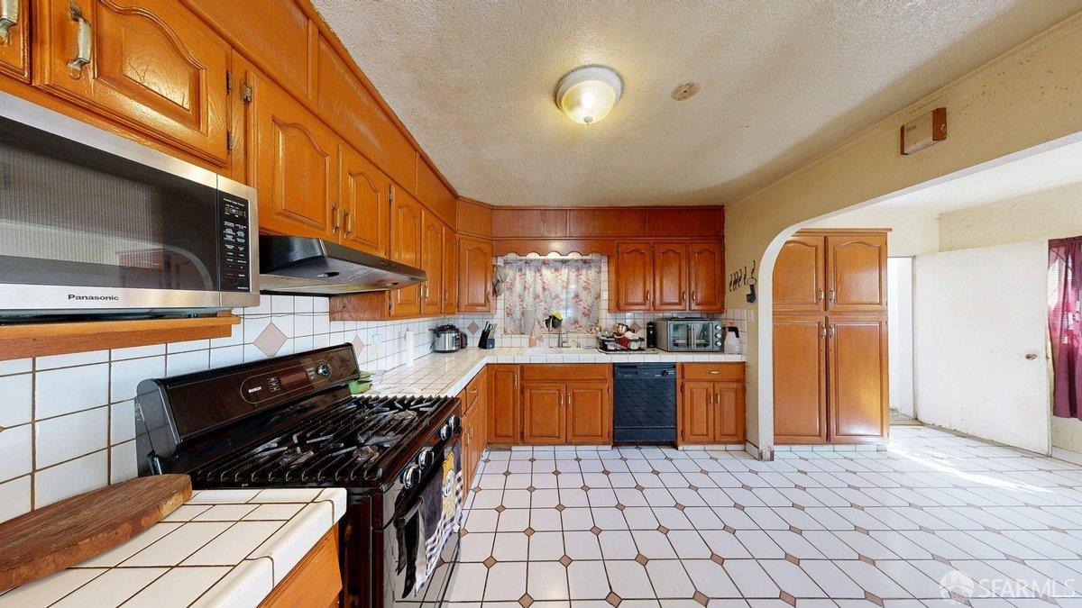 Detail Gallery Image 9 of 45 For 471 Green St, East Palo Alto,  CA 94303 - 9 Beds | 5 Baths