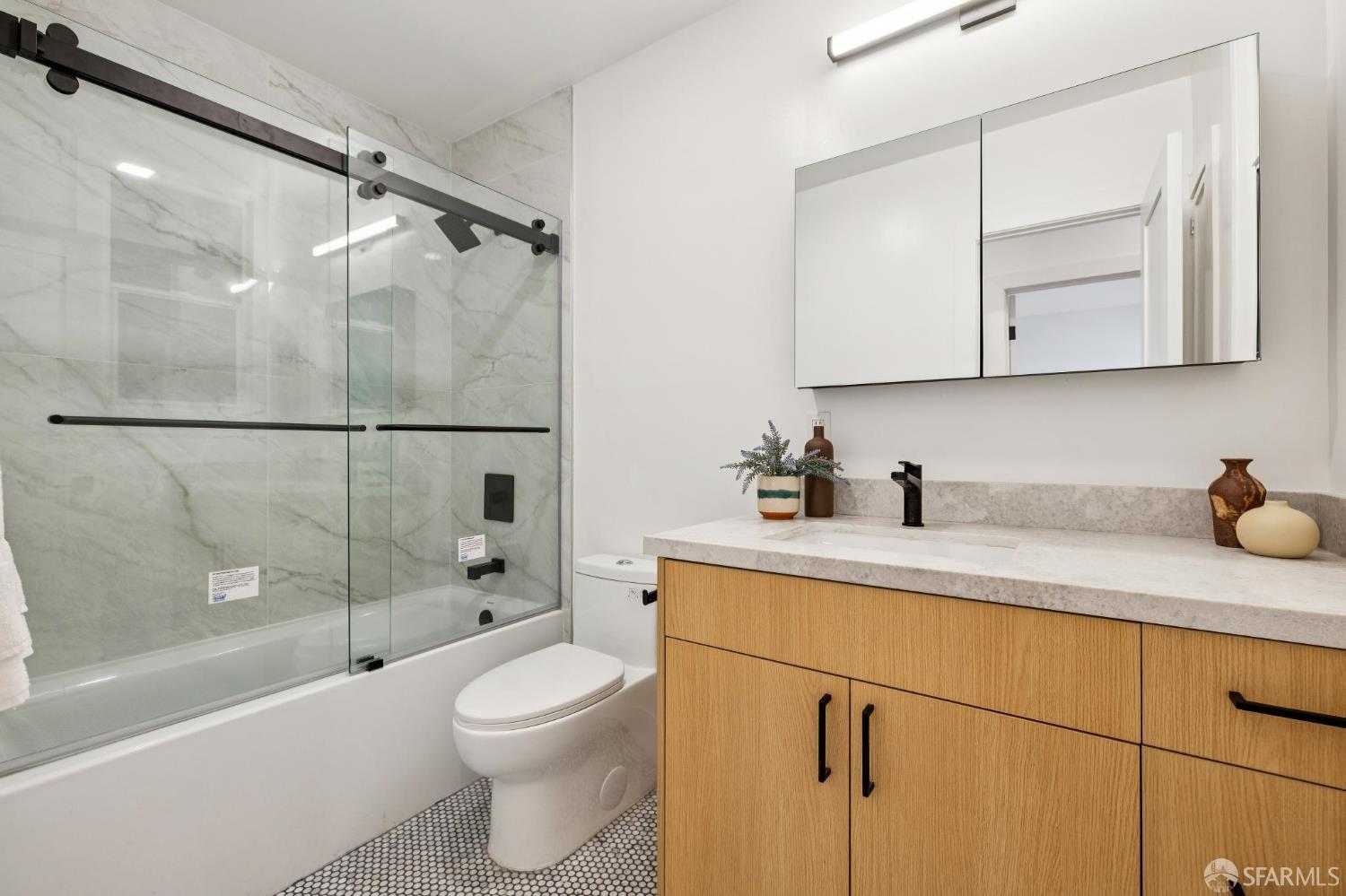 Detail Gallery Image 8 of 17 For 880 26th Ave #2,  San Francisco,  CA 94121 - 2 Beds | 1 Baths