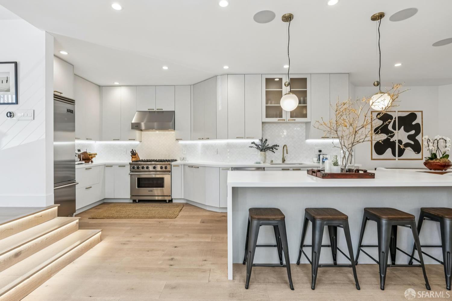 Detail Gallery Image 6 of 33 For 4376 17th St, San Francisco,  CA 94114 - 3 Beds | 3/1 Baths