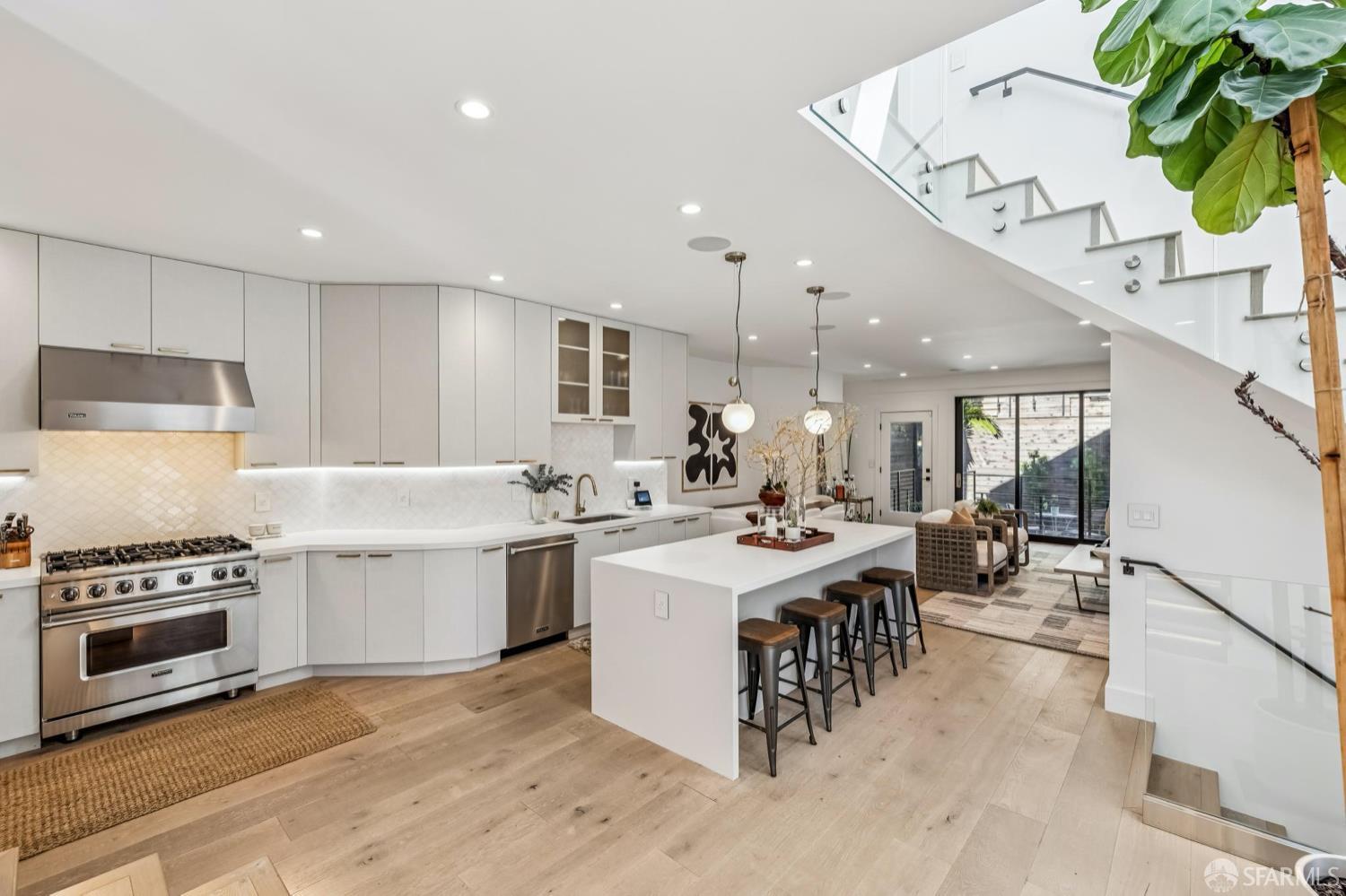 Detail Gallery Image 4 of 33 For 4376 17th St, San Francisco,  CA 94114 - 3 Beds | 3/1 Baths