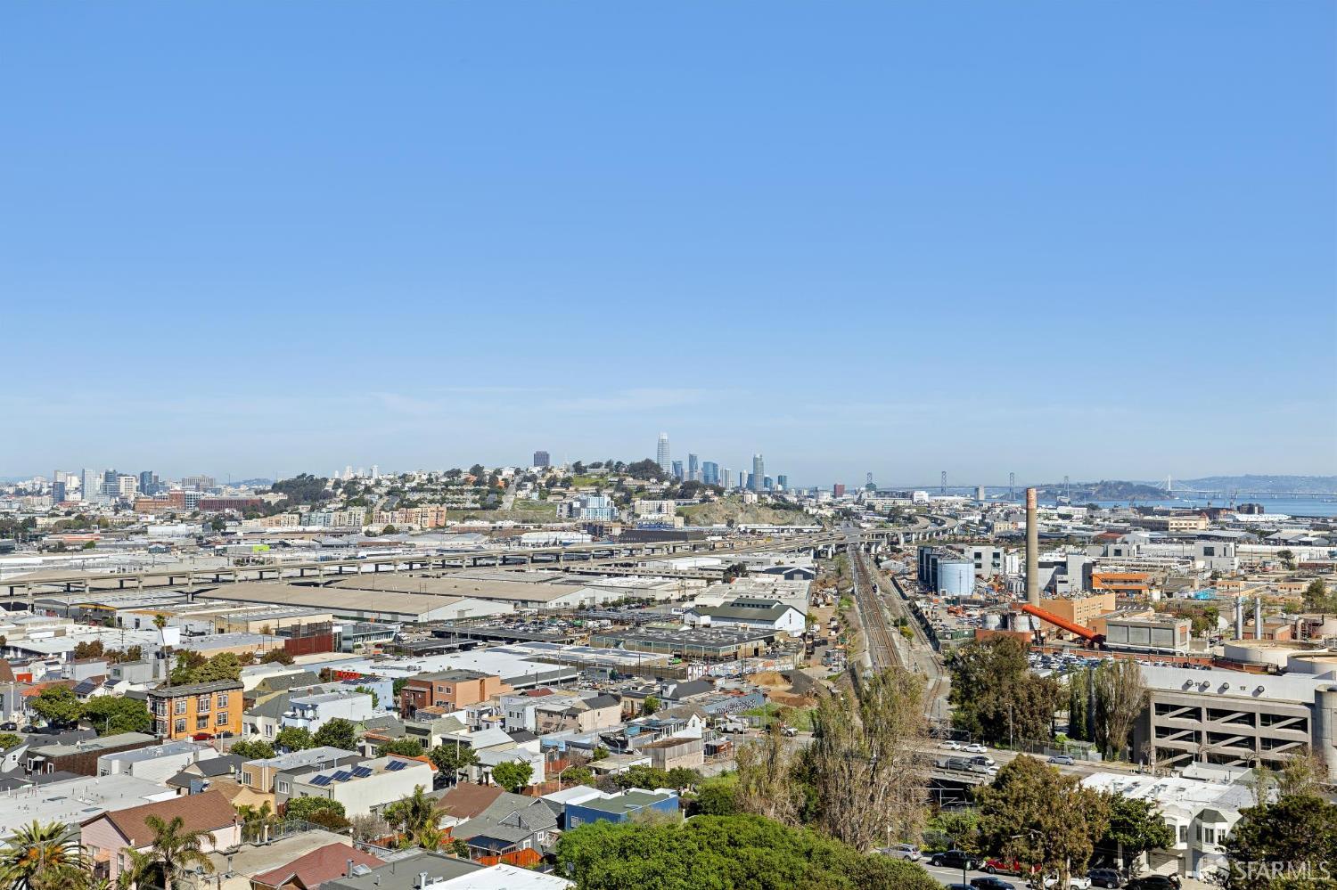 Detail Gallery Image 6 of 42 For 100 Bridgeview Dr, San Francisco,  CA 94124 - 2 Beds | 1 Baths