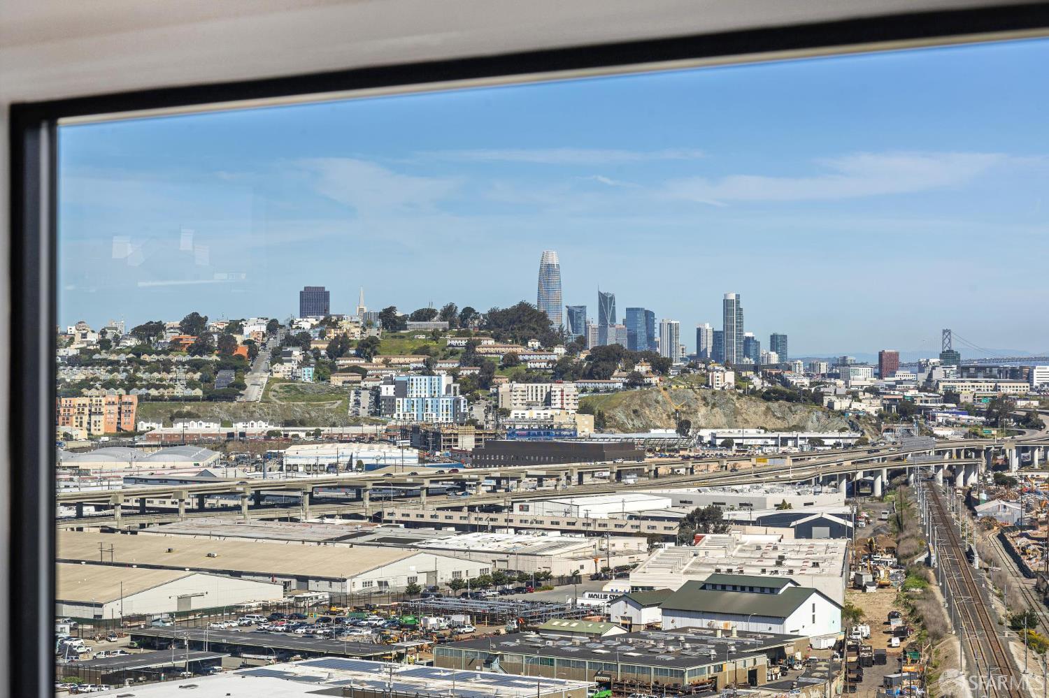 Detail Gallery Image 5 of 42 For 100 Bridgeview Dr, San Francisco,  CA 94124 - 2 Beds | 1 Baths