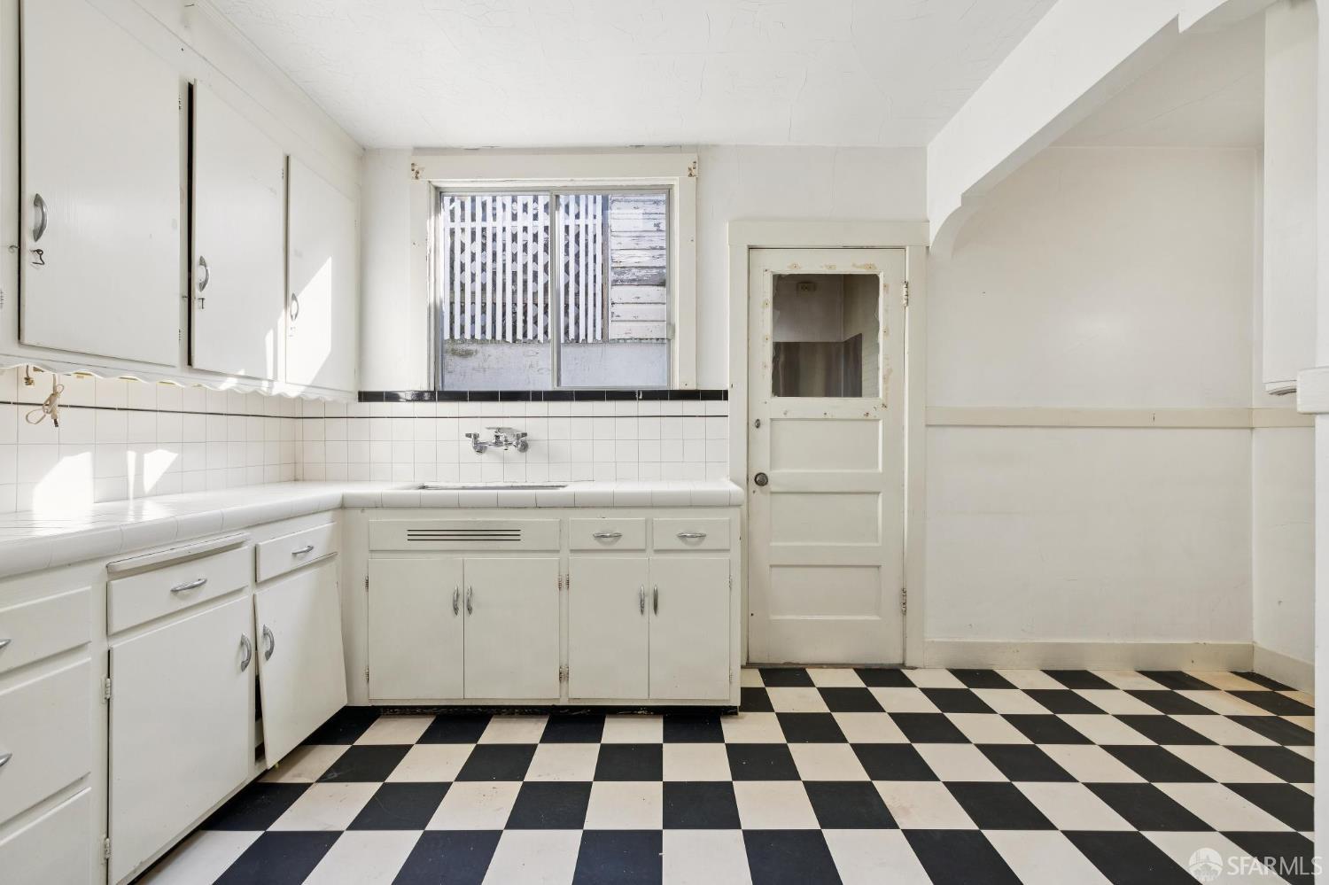 Detail Gallery Image 12 of 28 For 1683 21st Ave, San Francisco,  CA 94122 - 2 Beds | 1 Baths