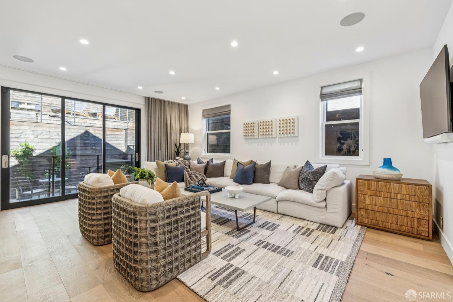 Detail Gallery Image 11 of 33 For 4376 17th St, San Francisco,  CA 94114 - 3 Beds | 3/1 Baths