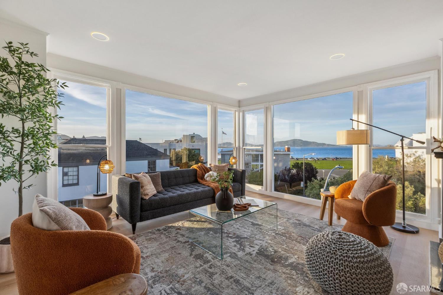 Detail Gallery Image 3 of 27 For 440 Avila St, San Francisco,  CA 94123 - 2 Beds | 1 Baths