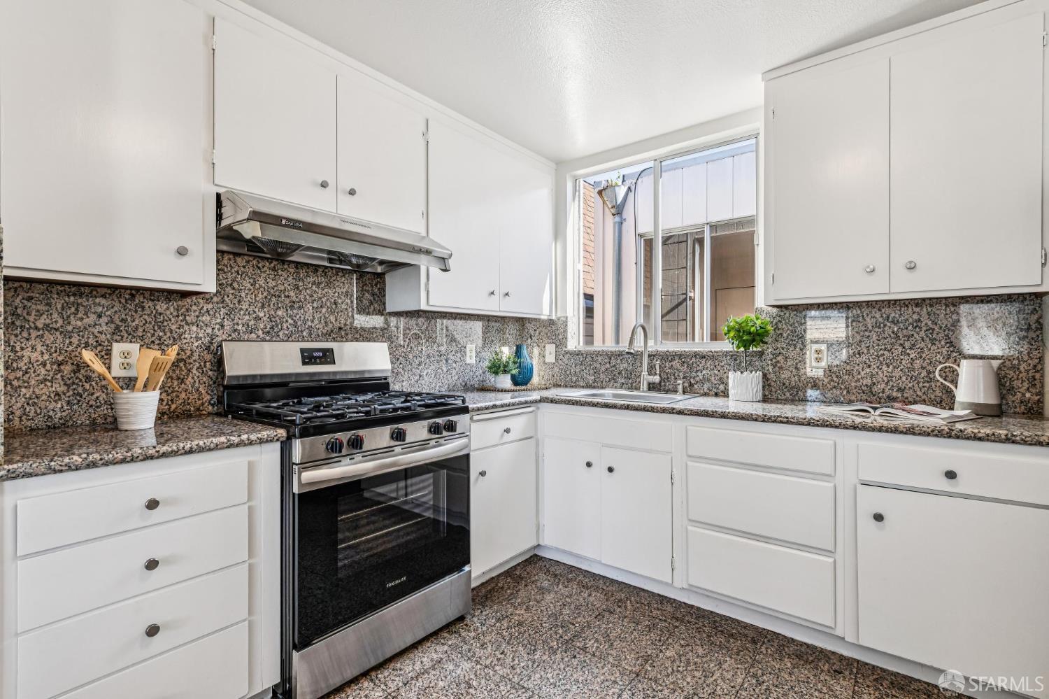 Detail Gallery Image 17 of 53 For 631 Morse St, San Francisco,  CA 94112 - 5 Beds | 3 Baths