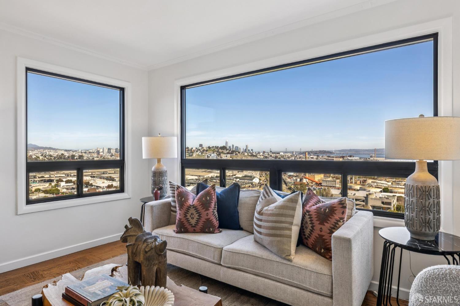 Detail Gallery Image 4 of 42 For 100 Bridgeview Dr, San Francisco,  CA 94124 - 2 Beds | 1 Baths