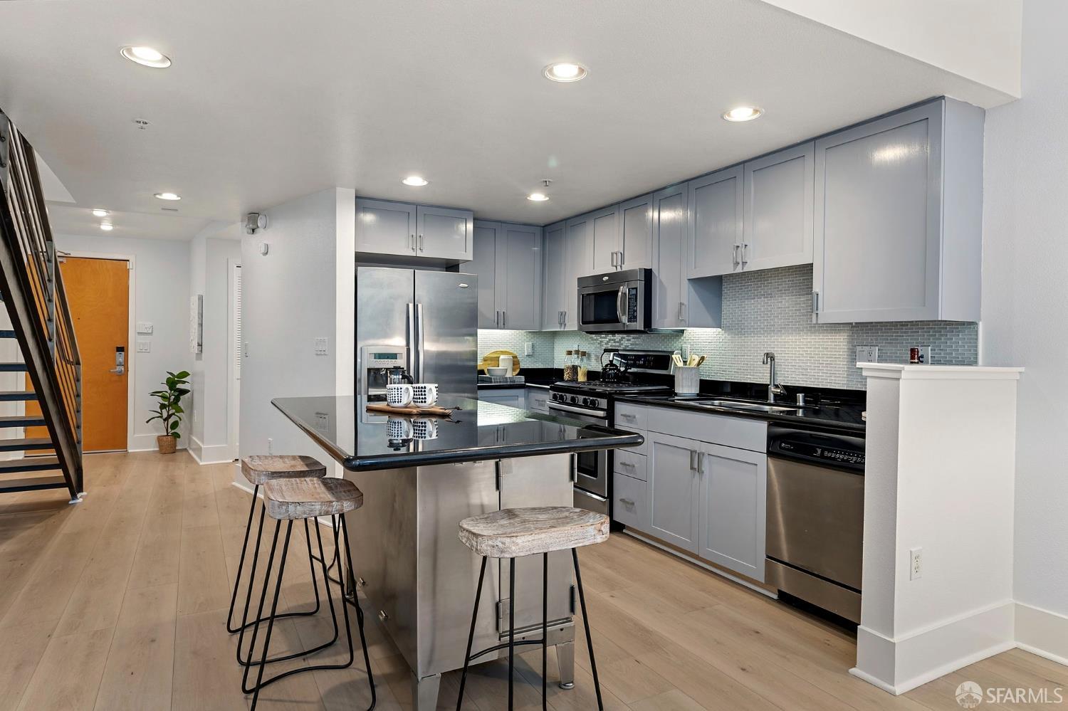 Detail Gallery Image 6 of 23 For 250 Clara St #8,  San Francisco,  CA 94107 - 2 Beds | 2/1 Baths