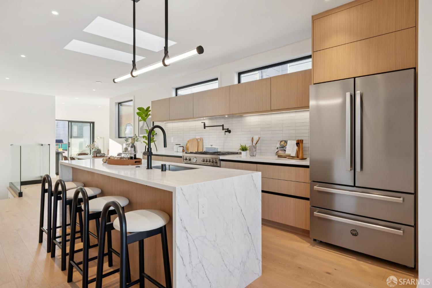 Detail Gallery Image 2 of 90 For 907 Athens St, San Francisco,  CA 94112 - 4 Beds | 4 Baths