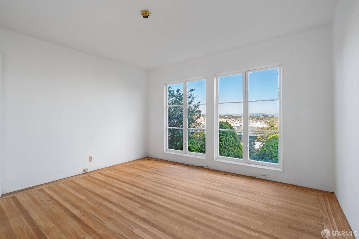 Detail Gallery Image 9 of 11 For 1033 Girard St, San Francisco,  CA 94134 - 3 Beds | 2 Baths