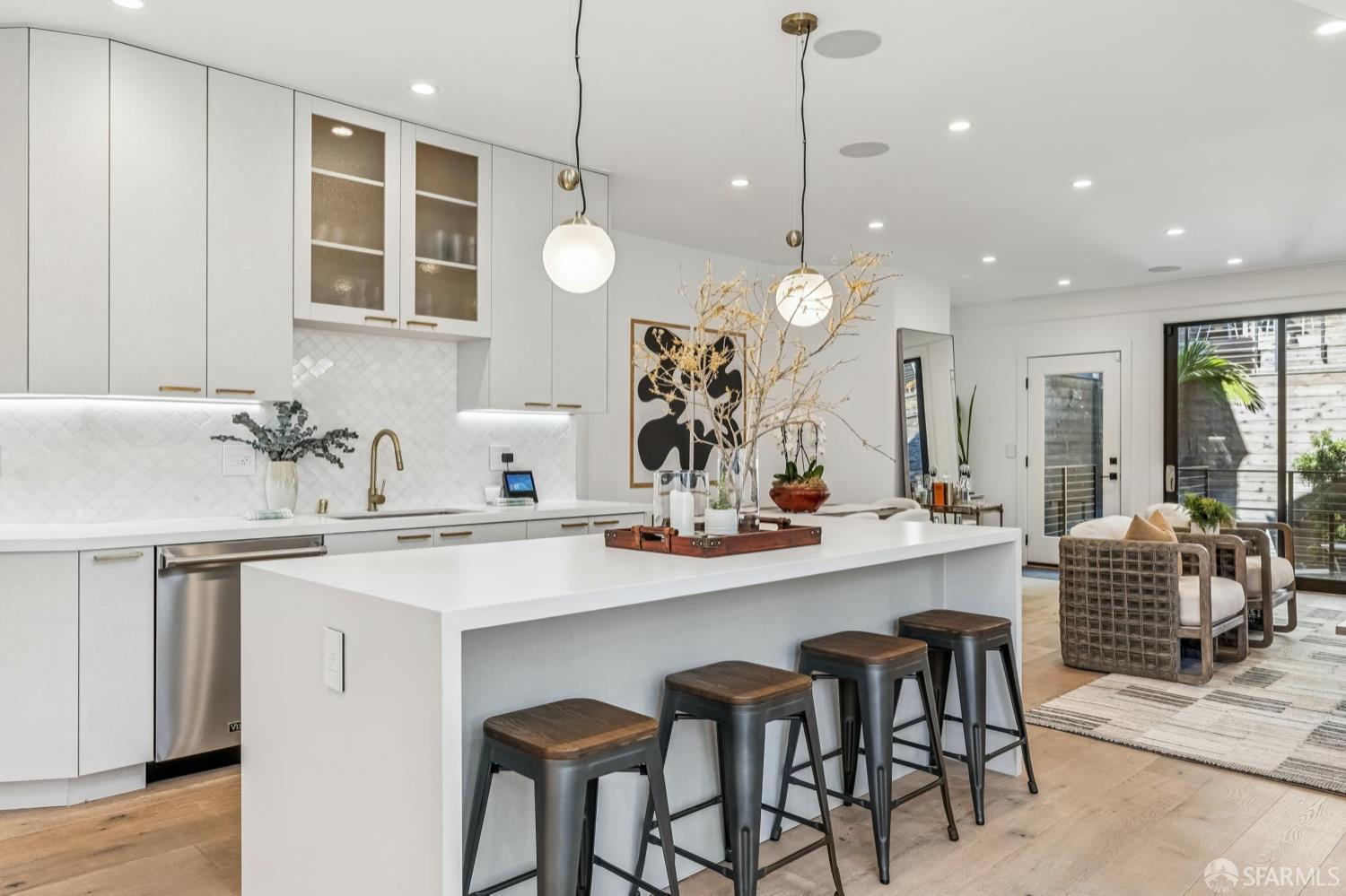 Detail Gallery Image 7 of 33 For 4376 17th St, San Francisco,  CA 94114 - 3 Beds | 3/1 Baths