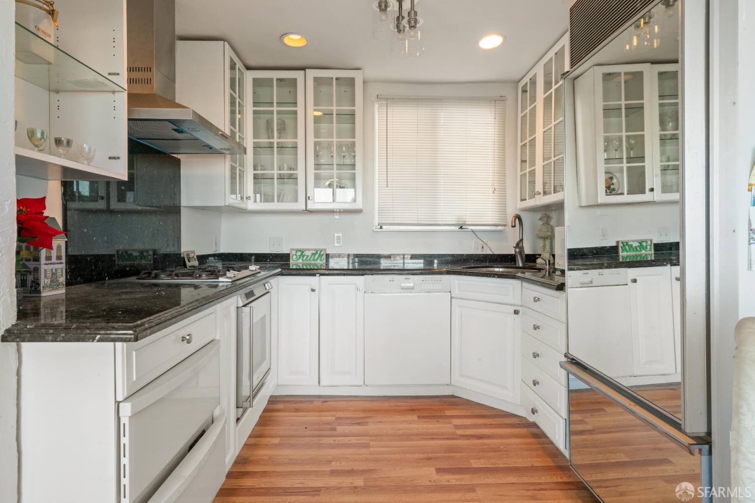 Detail Gallery Image 8 of 11 For 1033 Girard St, San Francisco,  CA 94134 - 3 Beds | 2 Baths