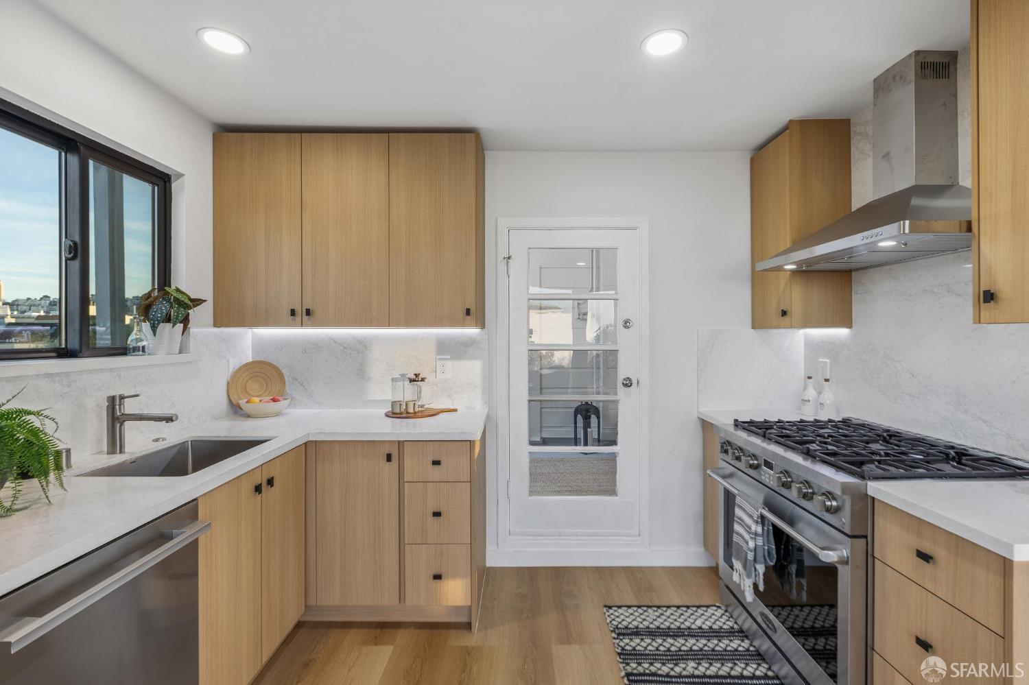 Detail Gallery Image 12 of 27 For 440 Avila St, San Francisco,  CA 94123 - 2 Beds | 1 Baths