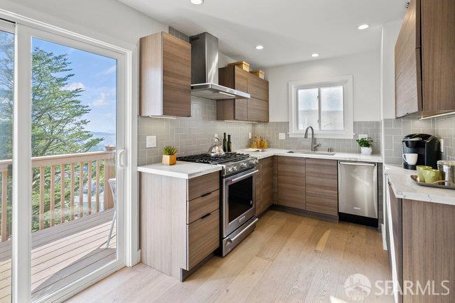 Detail Gallery Image 9 of 33 For 156 Midcrest Way, San Francisco,  CA 94131 - 3 Beds | 2 Baths