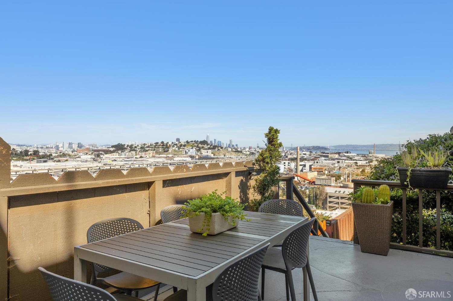 Detail Gallery Image 32 of 42 For 100 Bridgeview Dr, San Francisco,  CA 94124 - 2 Beds | 1 Baths