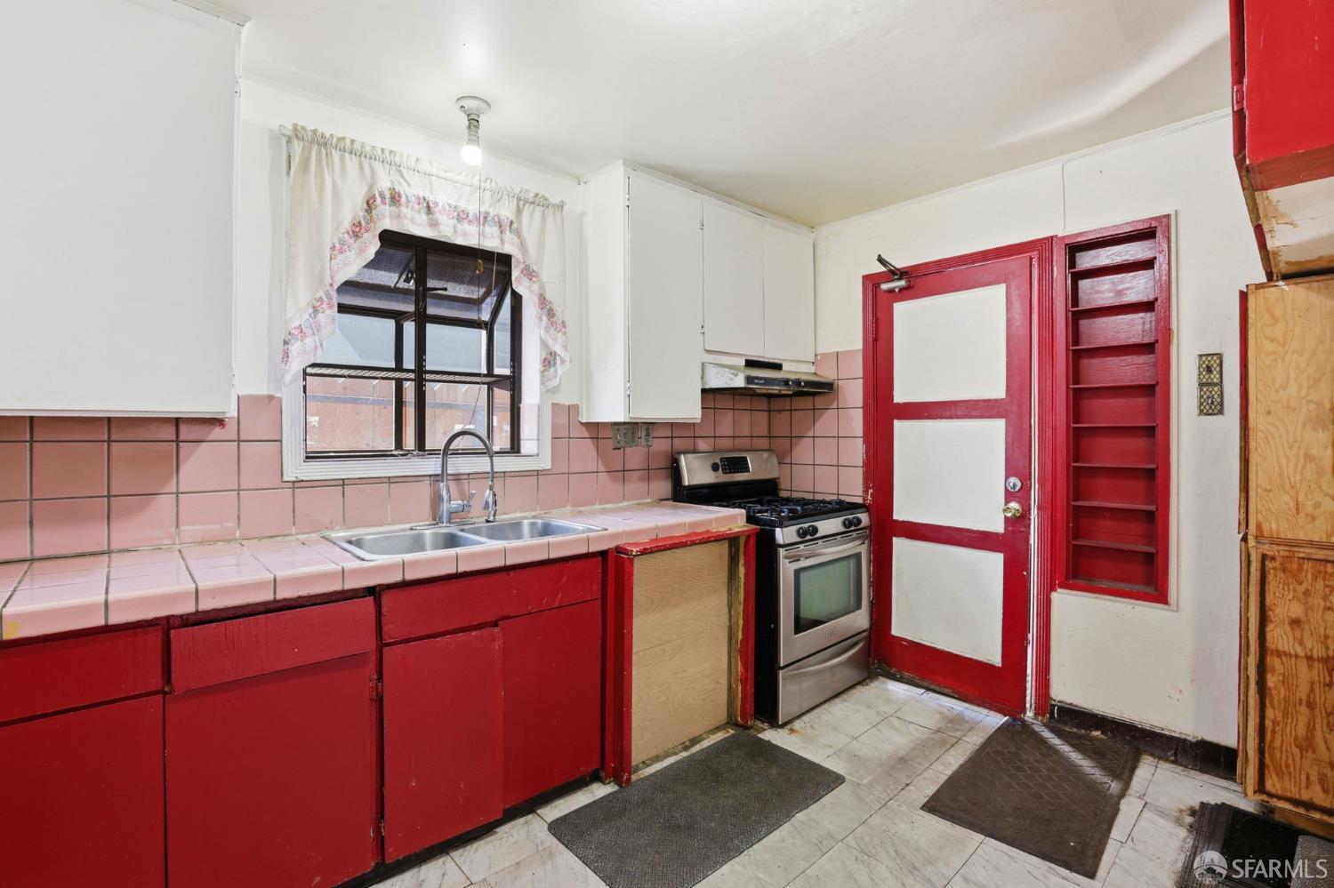 Detail Gallery Image 4 of 20 For 511 87th St, Daly City,  CA 94015 - 3 Beds | 1 Baths