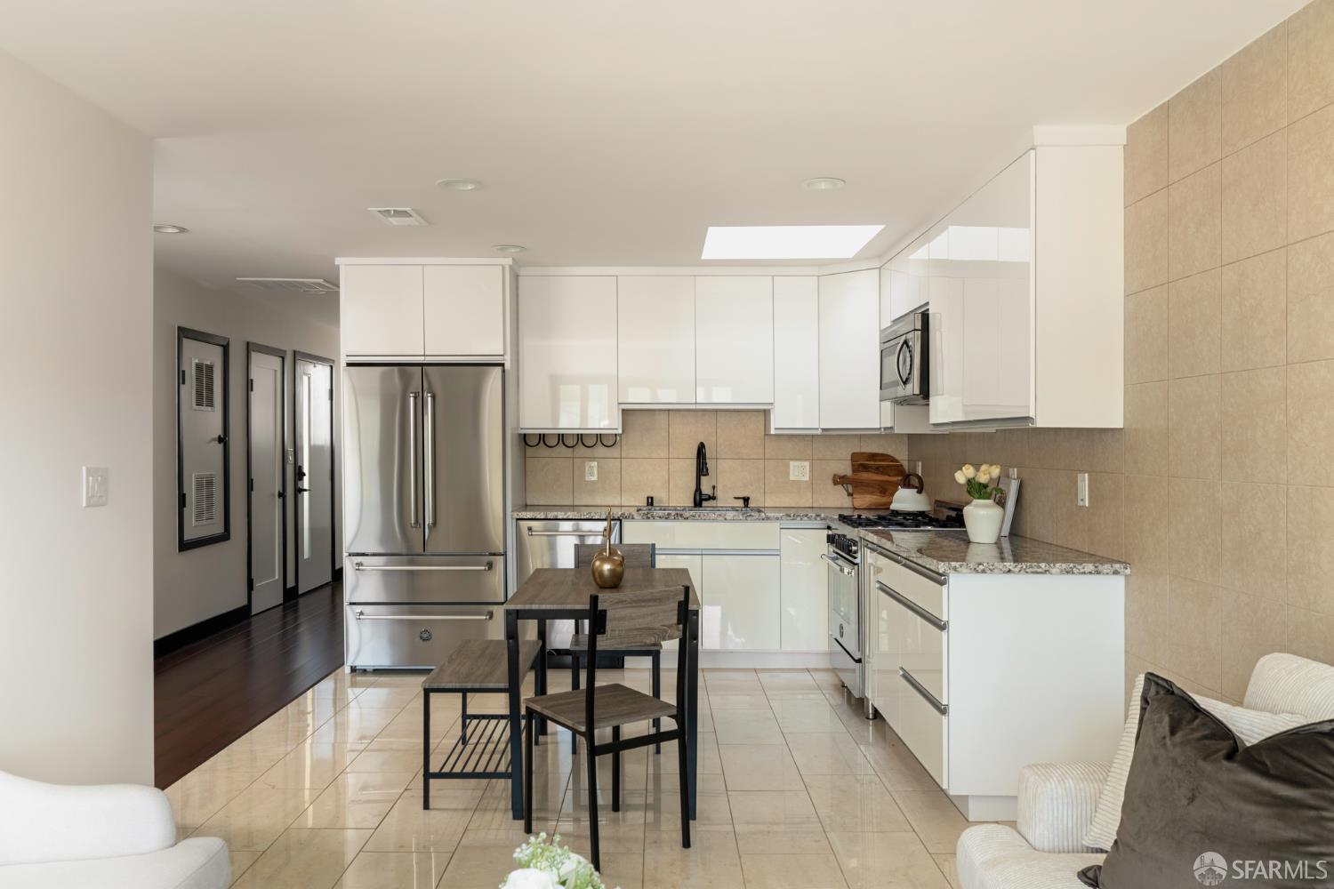 Detail Gallery Image 6 of 27 For 428 17th Ave, San Francisco,  CA 94121 - 2 Beds | 2 Baths