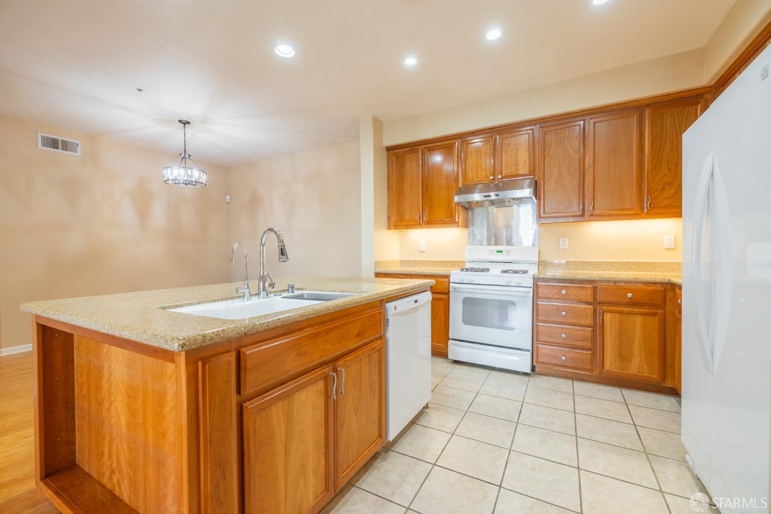 Detail Gallery Image 6 of 33 For 4138 Clarinbridge Cir, Dublin,  CA 94568 - 2 Beds | 2 Baths