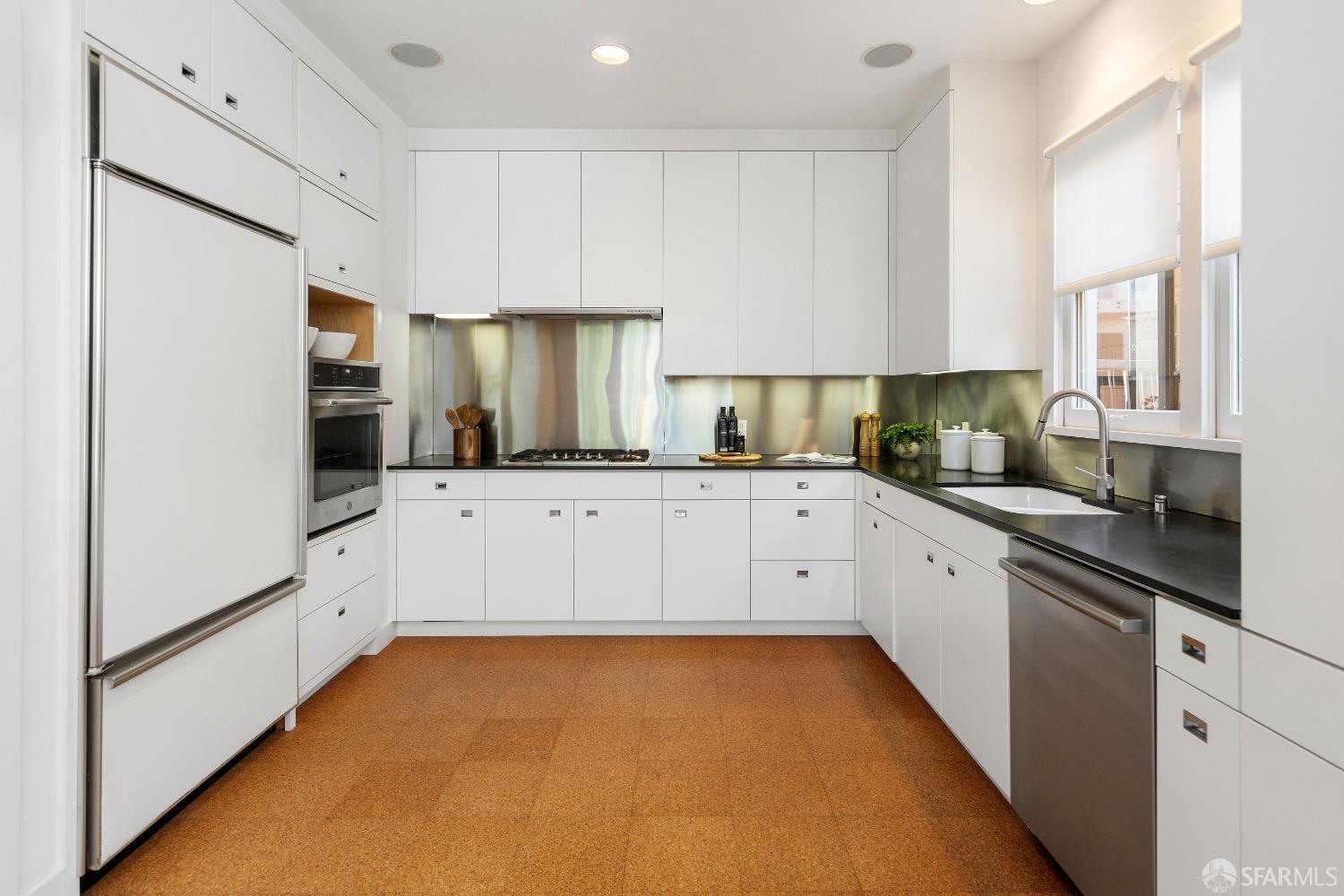 Detail Gallery Image 17 of 50 For 341 Lombard St, San Francisco,  CA 94133 - 4 Beds | 3/1 Baths