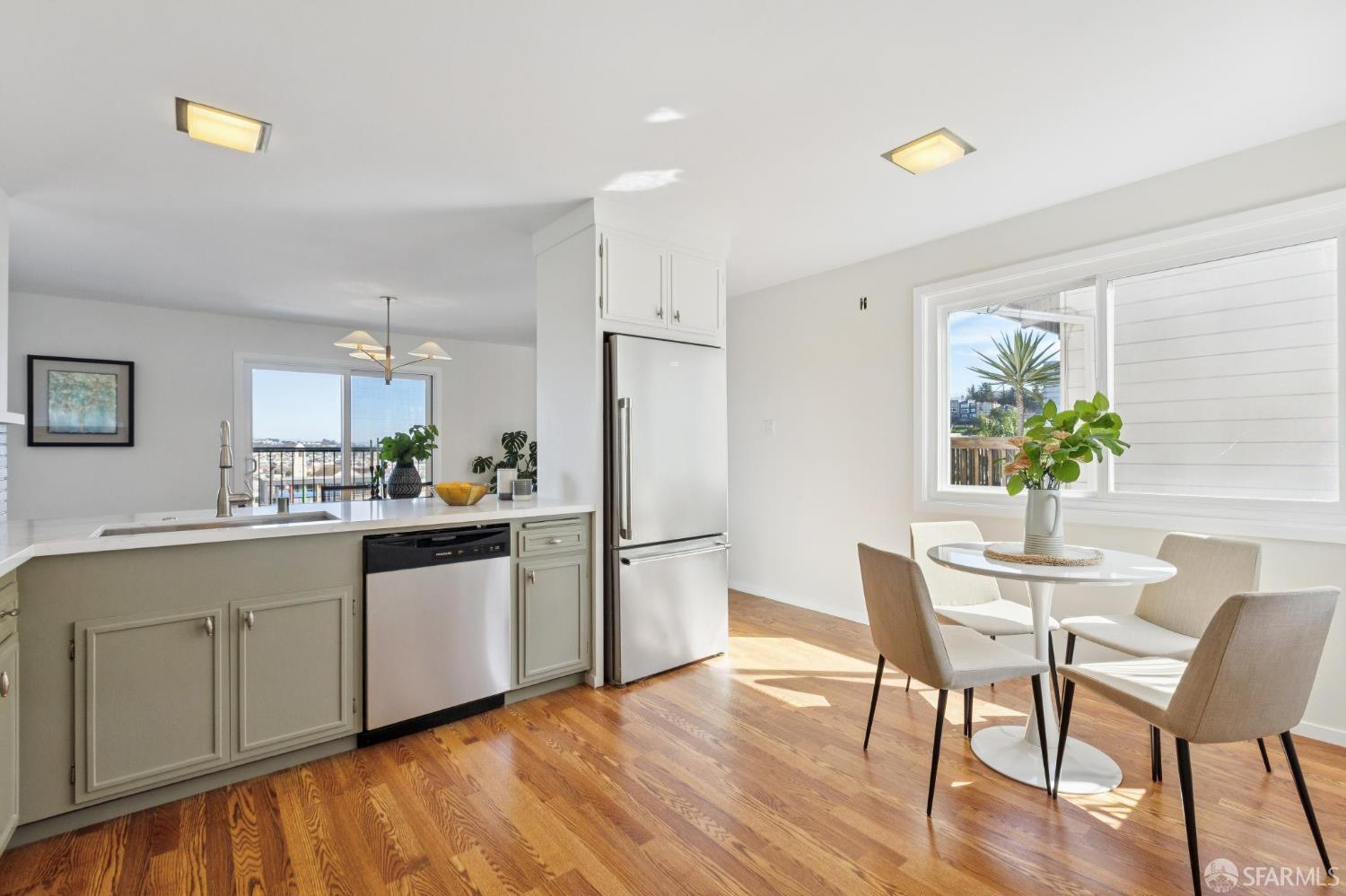 Detail Gallery Image 4 of 88 For 851 Bowdoin St, San Francisco,  CA 94134 - 4 Beds | 3 Baths