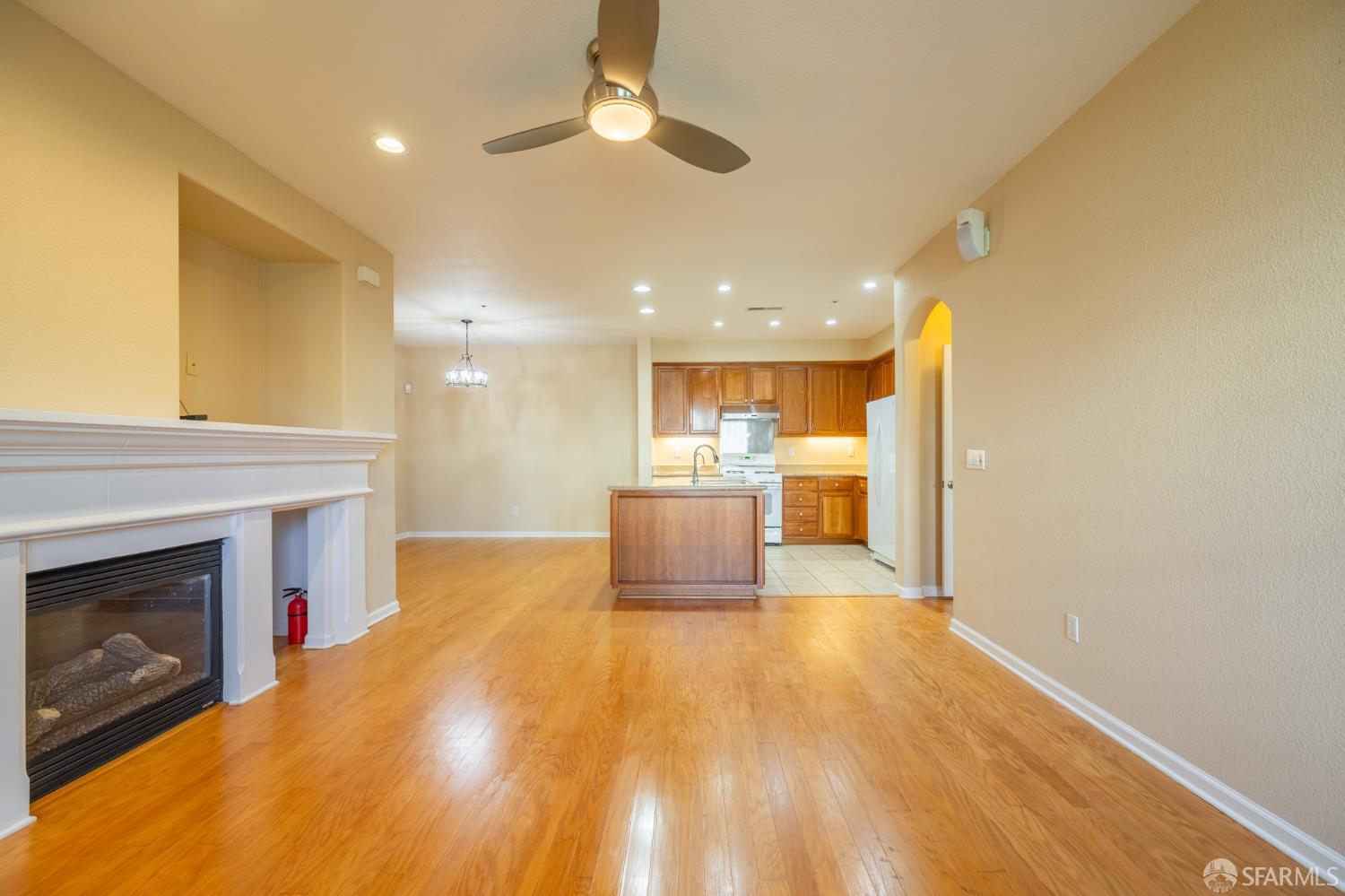 Detail Gallery Image 4 of 33 For 4138 Clarinbridge Cir, Dublin,  CA 94568 - 2 Beds | 2 Baths