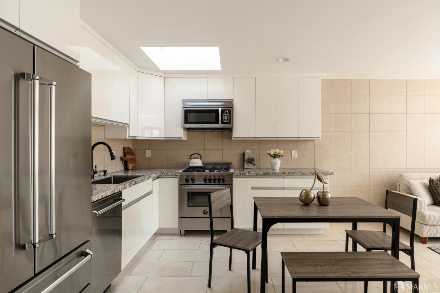 Detail Gallery Image 5 of 27 For 428 17th Ave, San Francisco,  CA 94121 - 2 Beds | 2 Baths