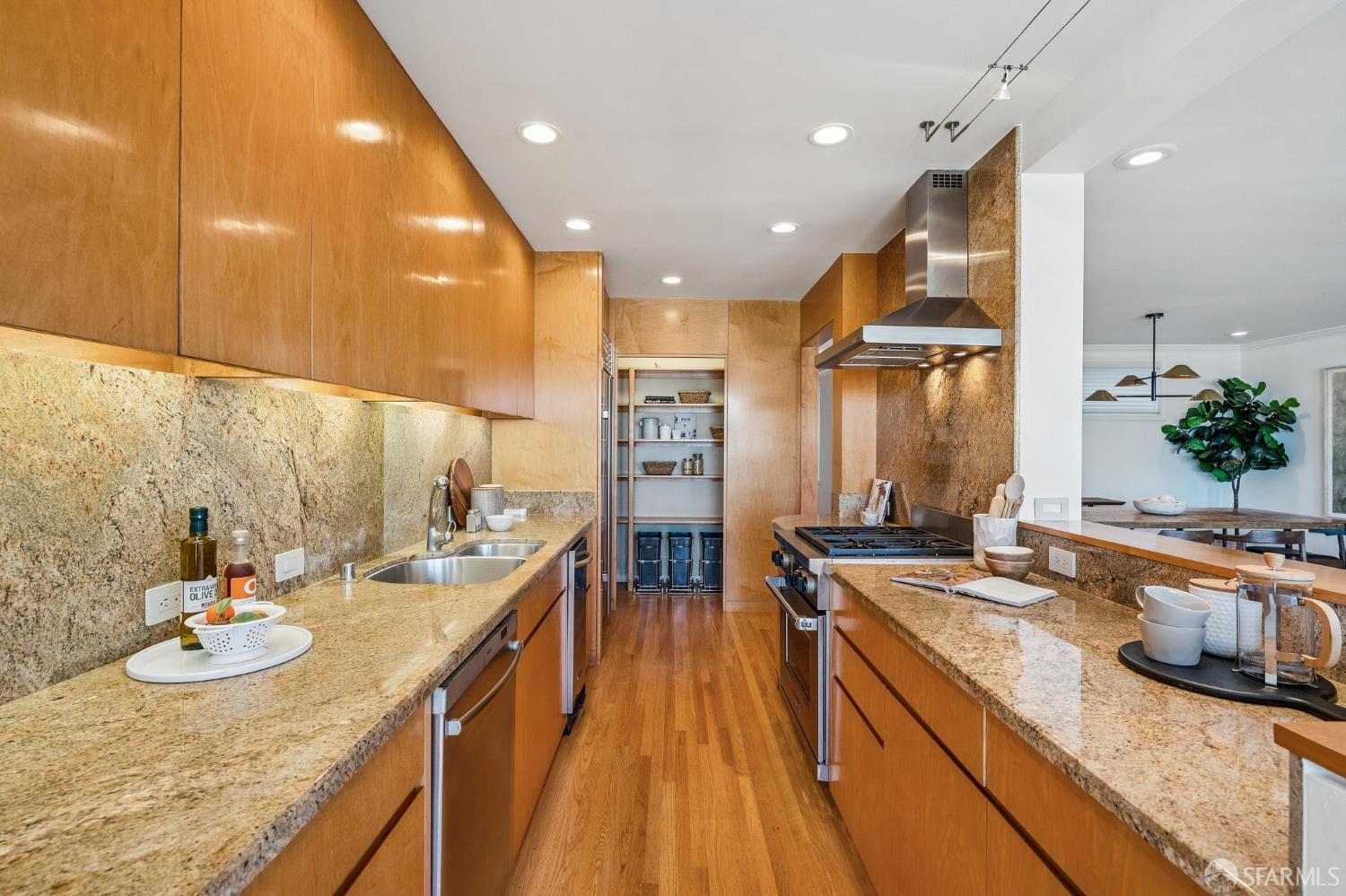 Detail Gallery Image 18 of 72 For 33 Grenard Ter, San Francisco,  CA 94109 - 3 Beds | 2/1 Baths