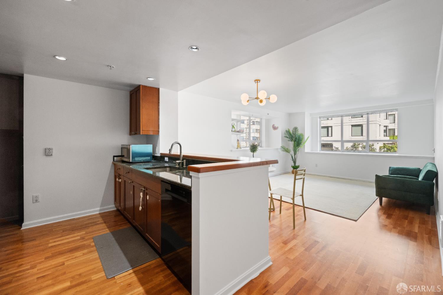 Photo #2: 426112220 Listing: Photo #2