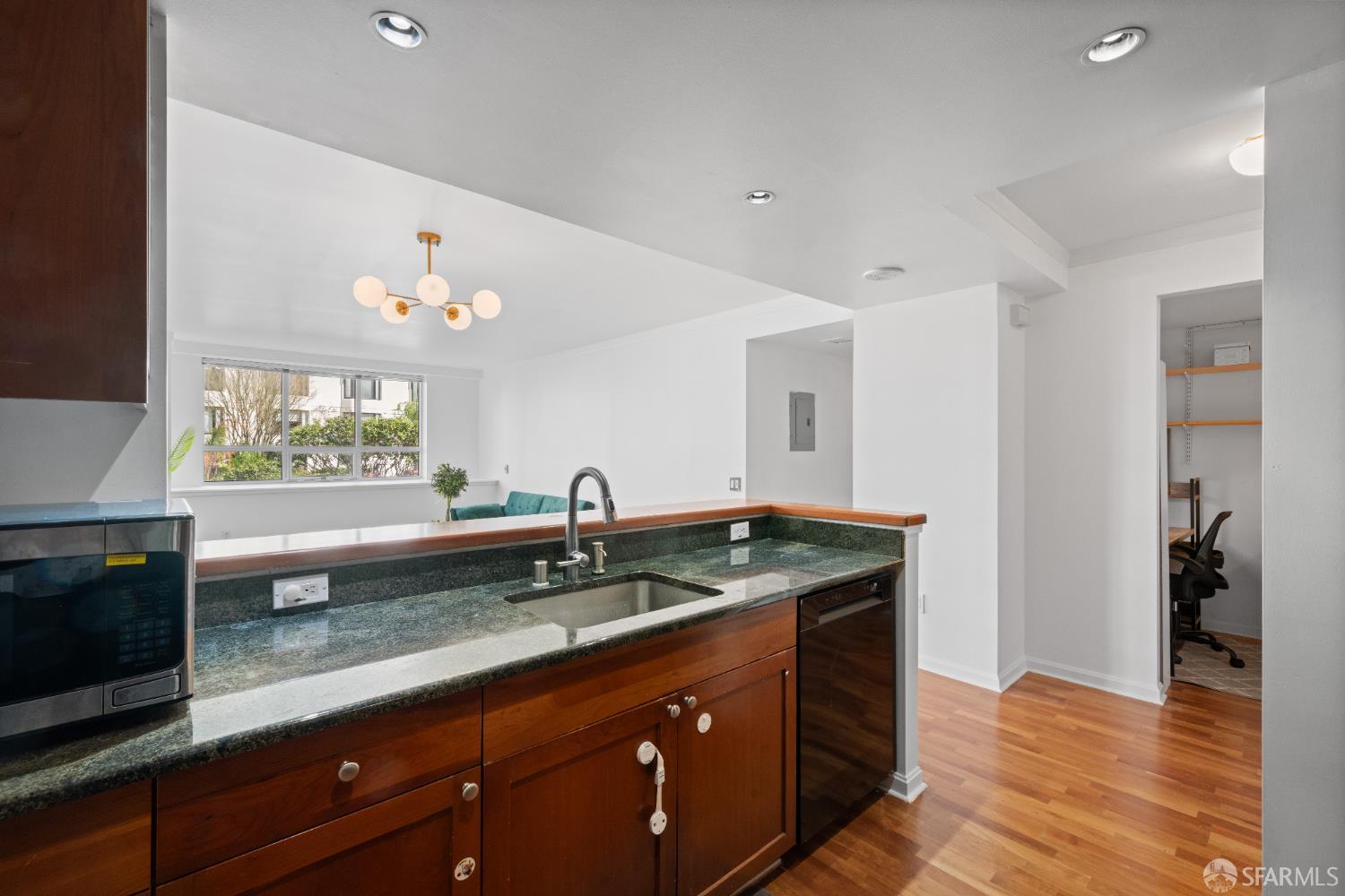 Photo #9: 426112220 Listing: Photo #9