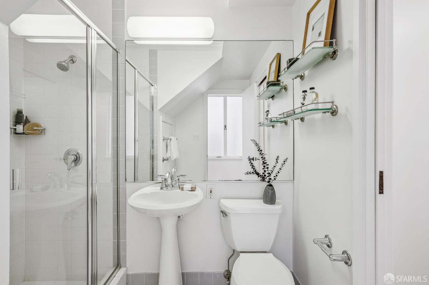 Detail Gallery Image 29 of 72 For 33 Grenard Ter, San Francisco,  CA 94109 - 3 Beds | 2/1 Baths