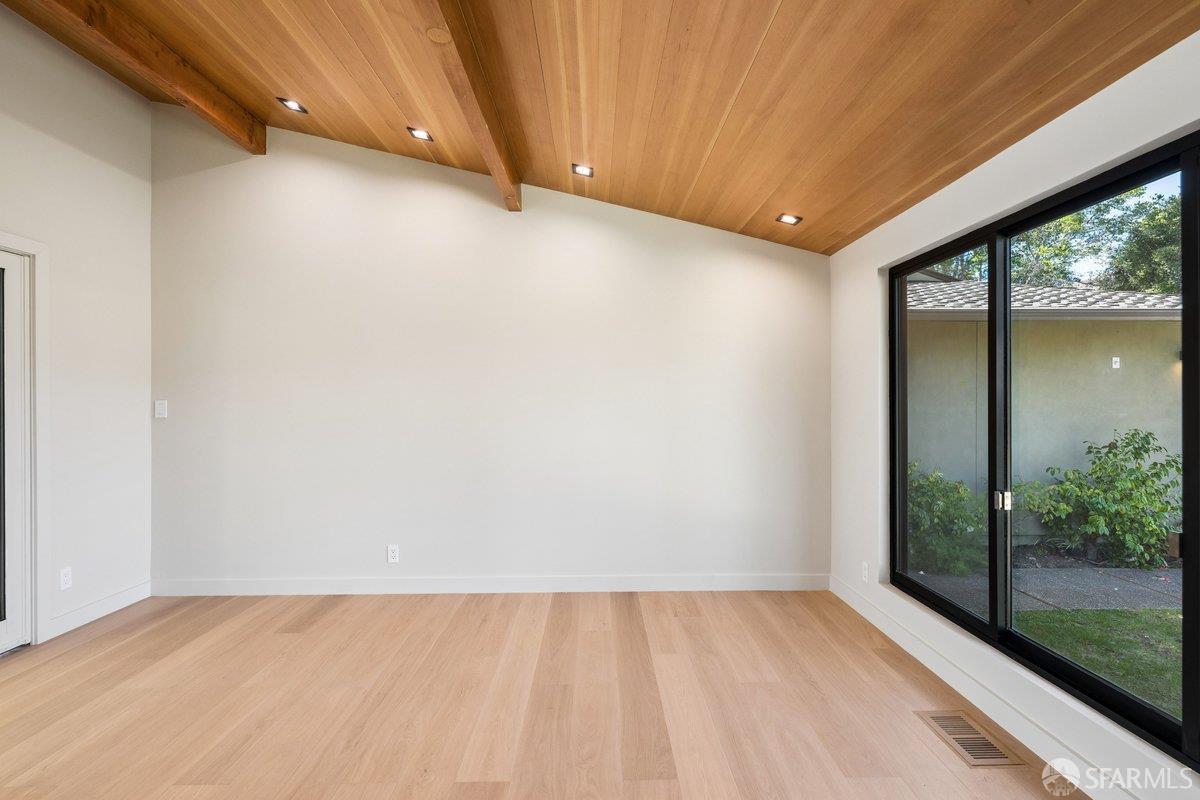 Detail Gallery Image 29 of 95 For 1435 Lakeview Dr, Hillsborough,  CA 94010 - 6 Beds | 5/1 Baths