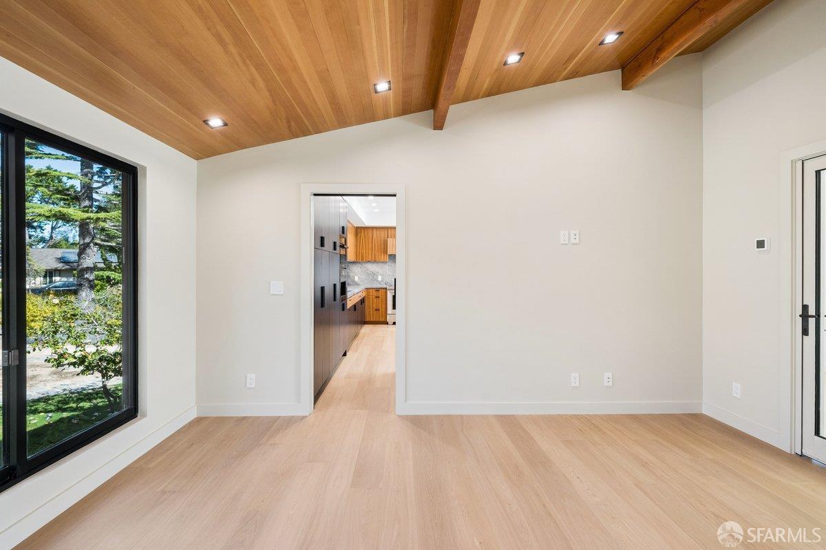 Detail Gallery Image 28 of 95 For 1435 Lakeview Dr, Hillsborough,  CA 94010 - 6 Beds | 5/1 Baths