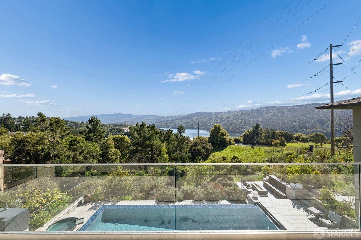 Detail Gallery Image 34 of 95 For 1435 Lakeview Dr, Hillsborough,  CA 94010 - 6 Beds | 5/1 Baths