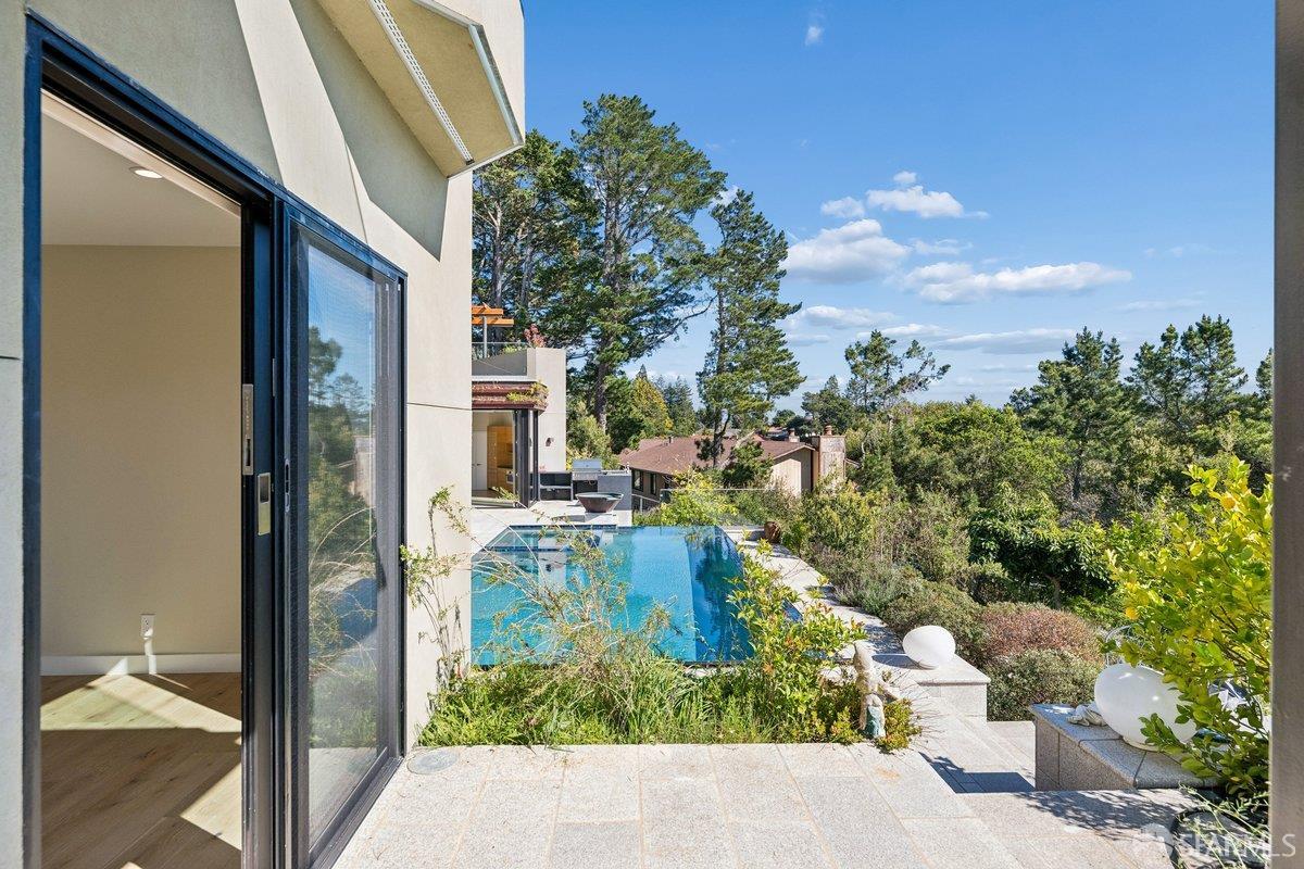 Detail Gallery Image 57 of 95 For 1435 Lakeview Dr, Hillsborough,  CA 94010 - 6 Beds | 5/1 Baths