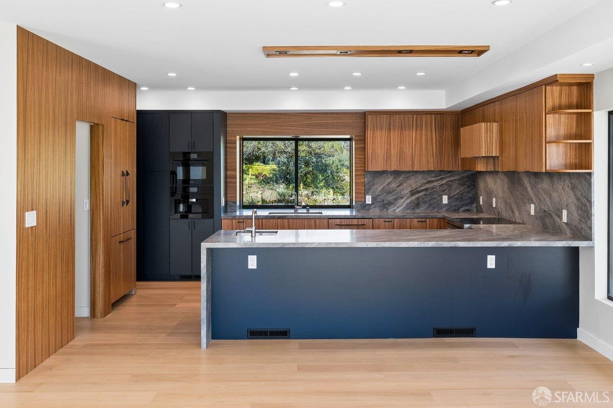 Detail Gallery Image 20 of 95 For 1435 Lakeview Dr, Hillsborough,  CA 94010 - 6 Beds | 5/1 Baths