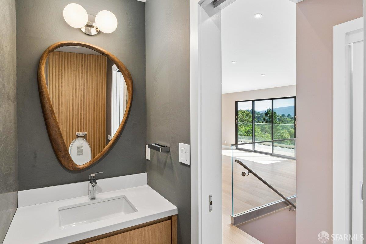 Detail Gallery Image 52 of 95 For 1435 Lakeview Dr, Hillsborough,  CA 94010 - 6 Beds | 5/1 Baths