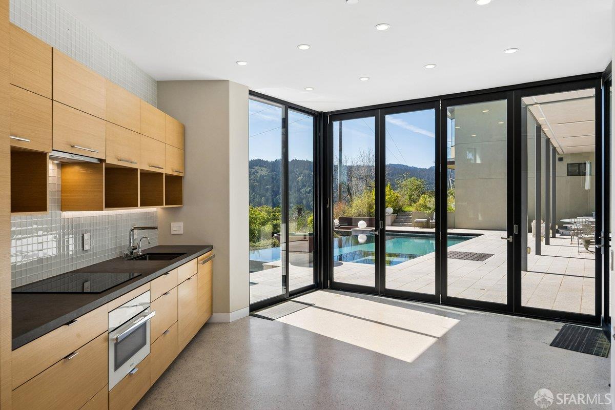 Detail Gallery Image 73 of 95 For 1435 Lakeview Dr, Hillsborough,  CA 94010 - 6 Beds | 5/1 Baths