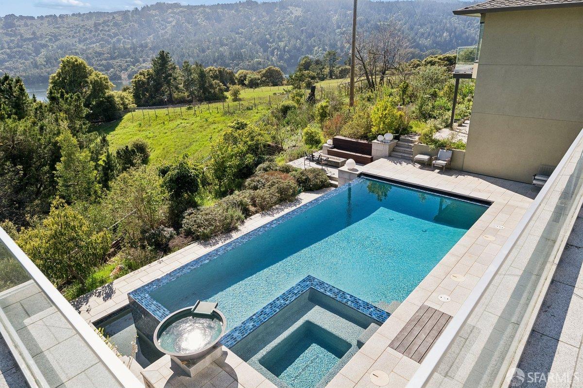 Detail Gallery Image 35 of 95 For 1435 Lakeview Dr, Hillsborough,  CA 94010 - 6 Beds | 5/1 Baths