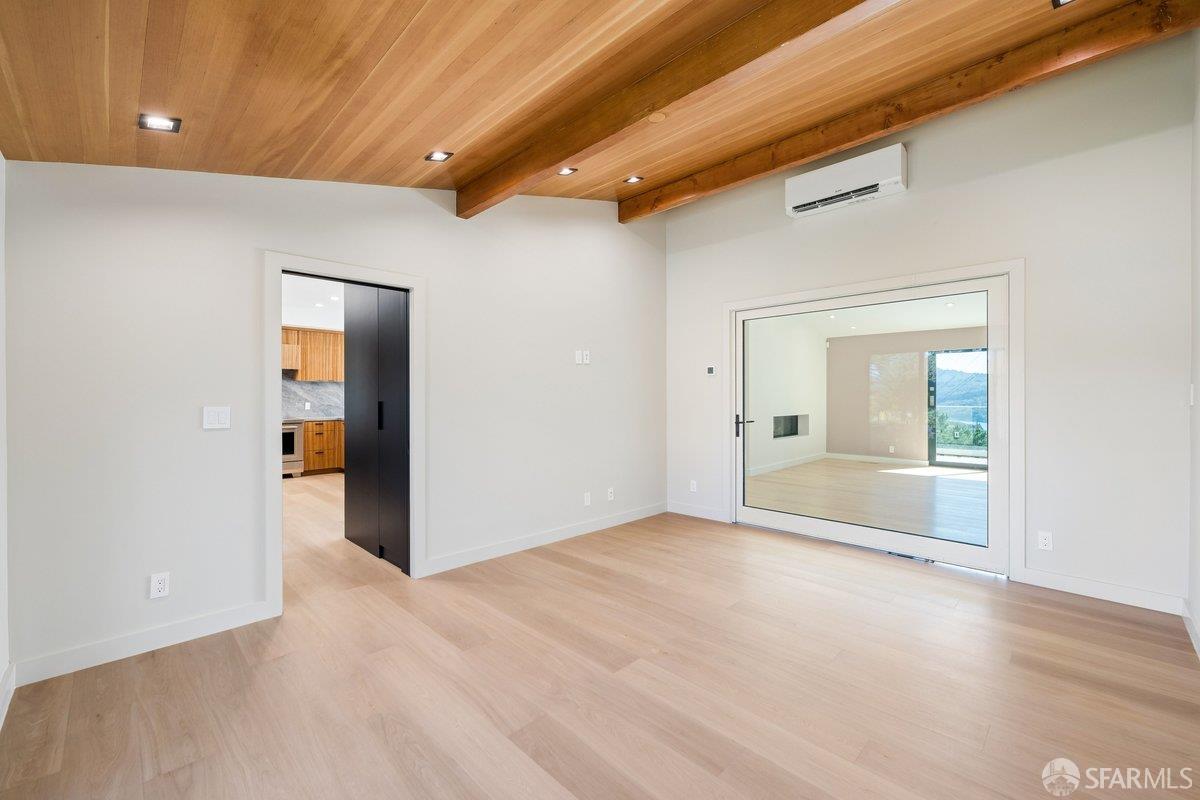 Detail Gallery Image 25 of 95 For 1435 Lakeview Dr, Hillsborough,  CA 94010 - 6 Beds | 5/1 Baths