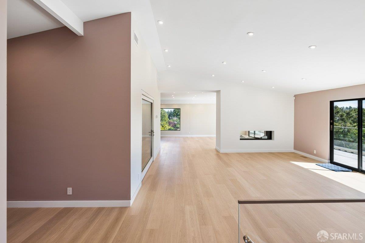 Detail Gallery Image 8 of 95 For 1435 Lakeview Dr, Hillsborough,  CA 94010 - 6 Beds | 5/1 Baths