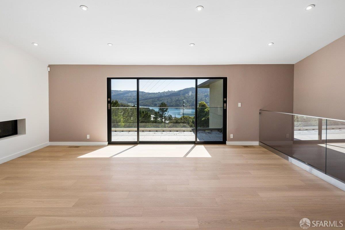 Detail Gallery Image 10 of 95 For 1435 Lakeview Dr, Hillsborough,  CA 94010 - 6 Beds | 5/1 Baths