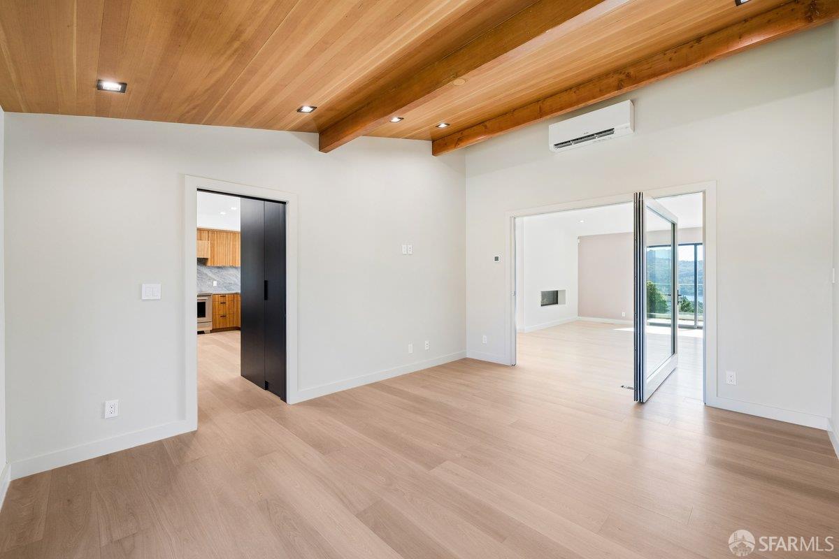 Detail Gallery Image 26 of 95 For 1435 Lakeview Dr, Hillsborough,  CA 94010 - 6 Beds | 5/1 Baths