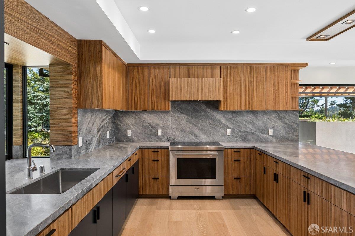 Detail Gallery Image 23 of 95 For 1435 Lakeview Dr, Hillsborough,  CA 94010 - 6 Beds | 5/1 Baths