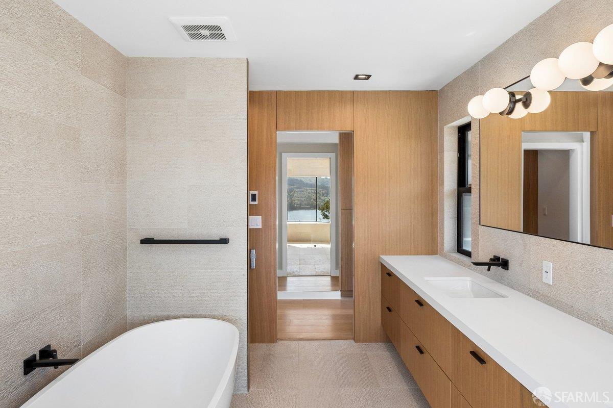 Detail Gallery Image 46 of 95 For 1435 Lakeview Dr, Hillsborough,  CA 94010 - 6 Beds | 5/1 Baths