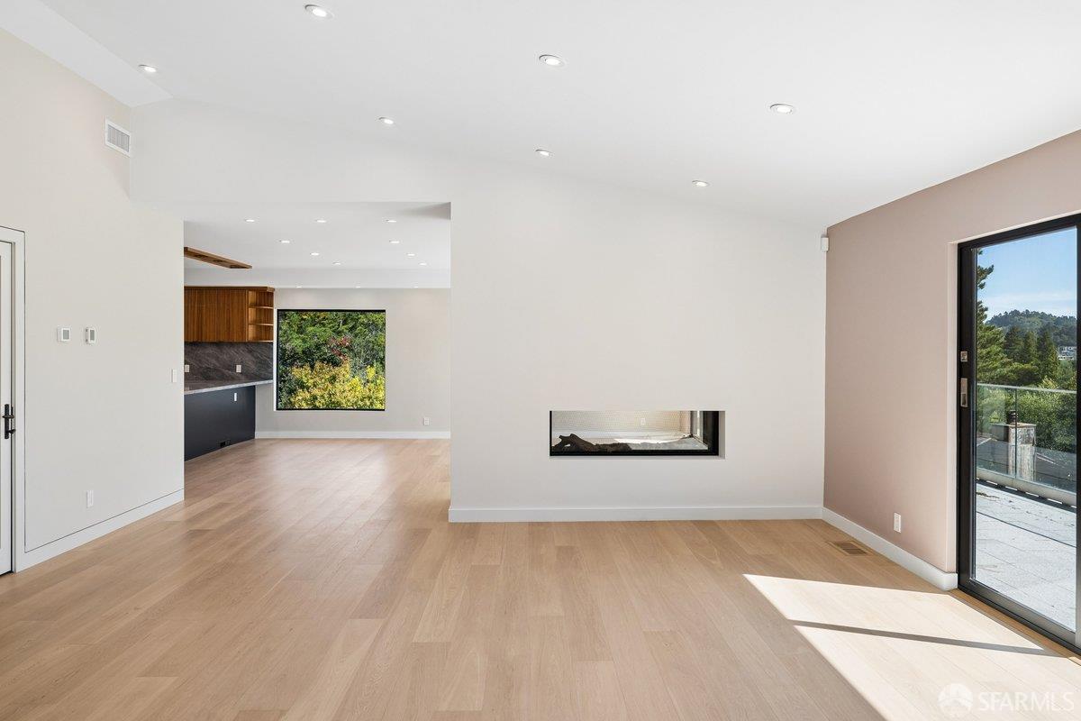 Detail Gallery Image 14 of 95 For 1435 Lakeview Dr, Hillsborough,  CA 94010 - 6 Beds | 5/1 Baths