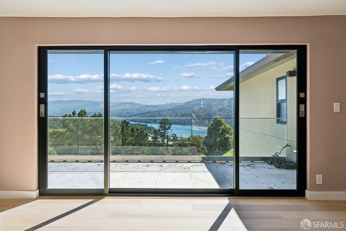 Detail Gallery Image 30 of 95 For 1435 Lakeview Dr, Hillsborough,  CA 94010 - 6 Beds | 5/1 Baths