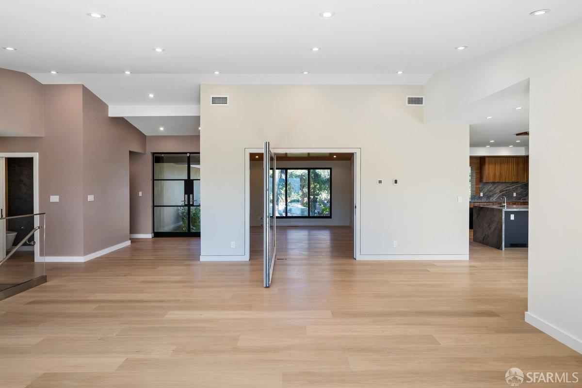 Detail Gallery Image 13 of 95 For 1435 Lakeview Dr, Hillsborough,  CA 94010 - 6 Beds | 5/1 Baths