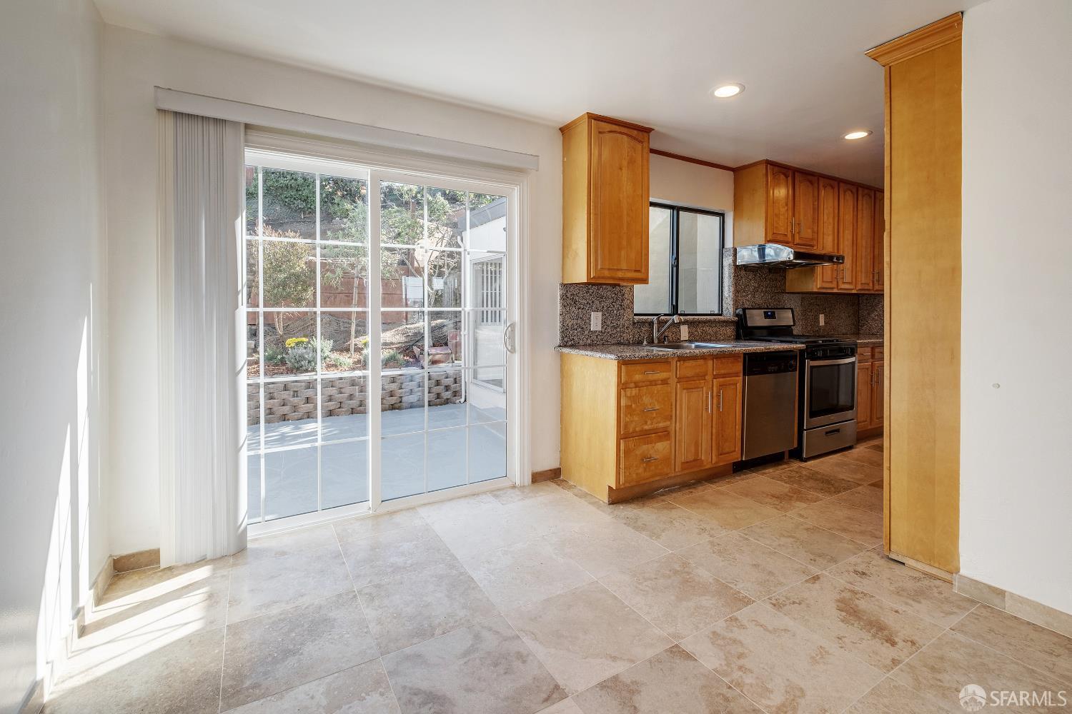 Detail Gallery Image 2 of 35 For 97 Canyon Dr, San Francisco,  CA 94112 - 4 Beds | 2/3 Baths